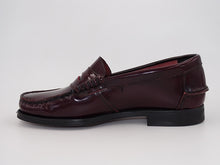 Load image into Gallery viewer, Burgundy Hi-Shine Moccasin 5202
